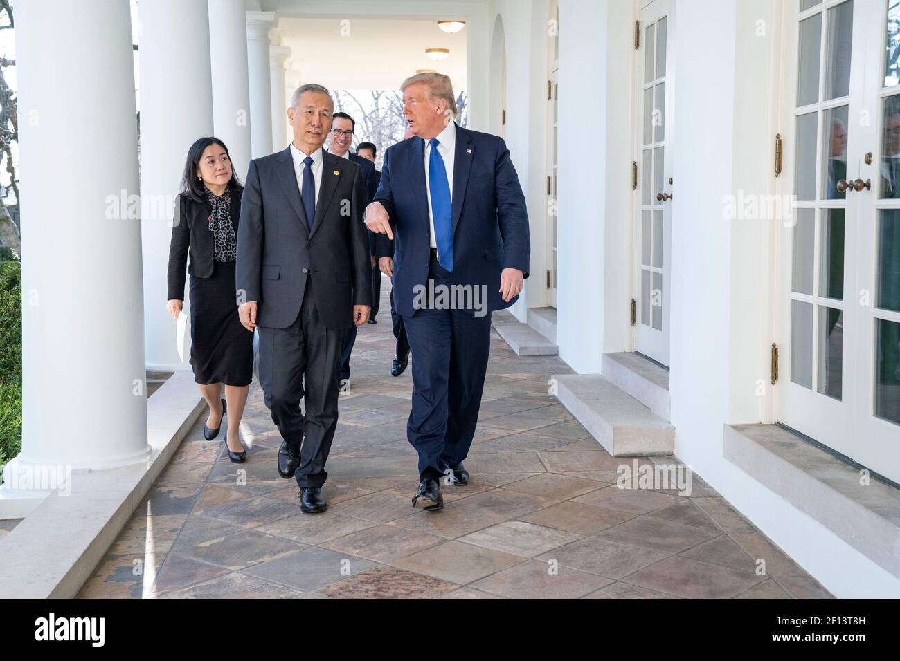 Präsident Donald Trump begleitet von dem chinesischen Vizepräsidenten Liu He Spaziergang entlang der Kolonnade Mittwoch 15 2020. Januar auf ihrem Weg zur Unterzeichnung der US-China Phase One Trade Agreement im East Room des Weißen Hauses. Stockfoto