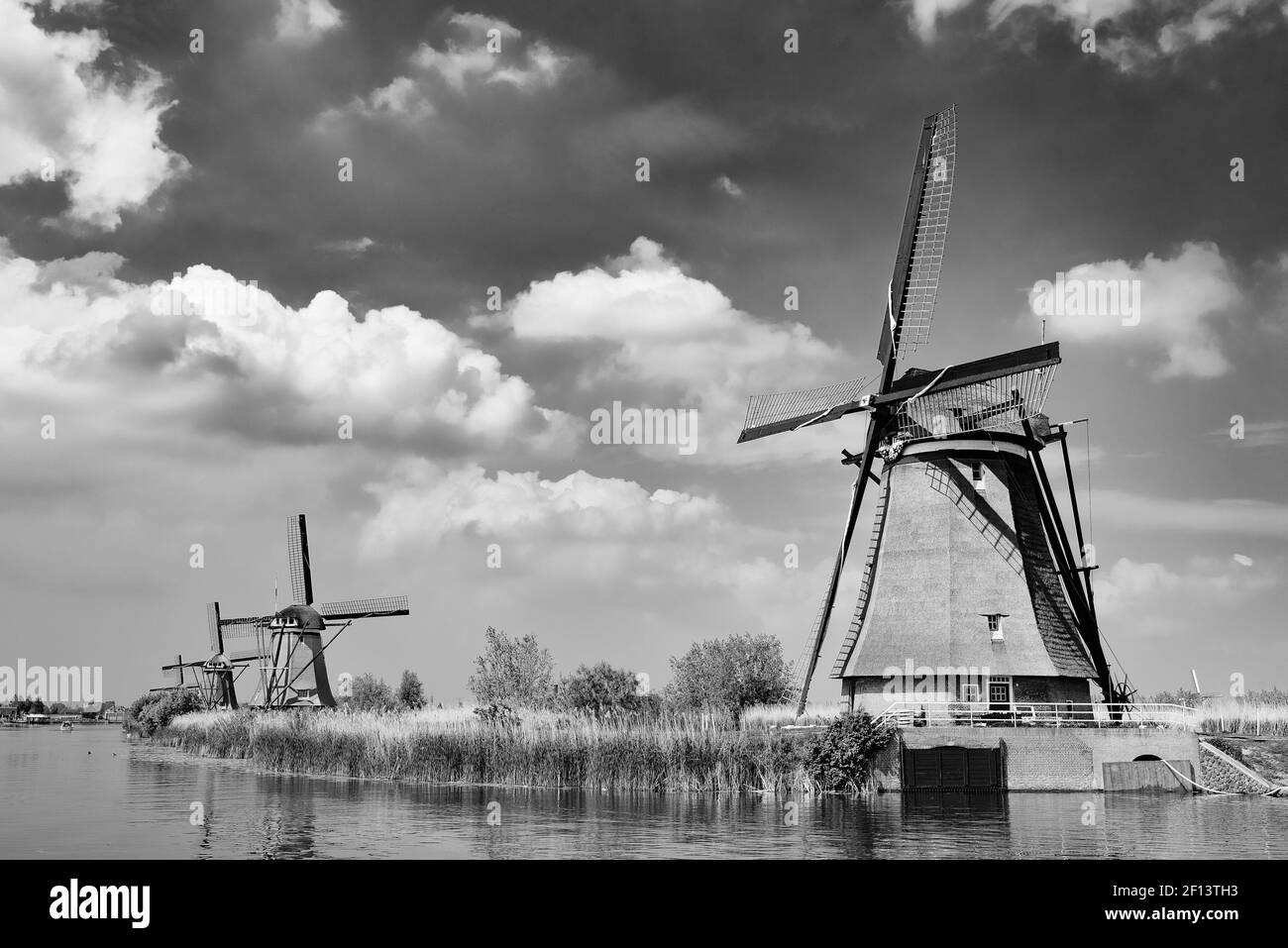 Die Windmühlen in Kinderdijk, ein UNESCO-Weltkulturerbe in Rotterdam, Niederlande (schwarz-weiß) Stockfoto