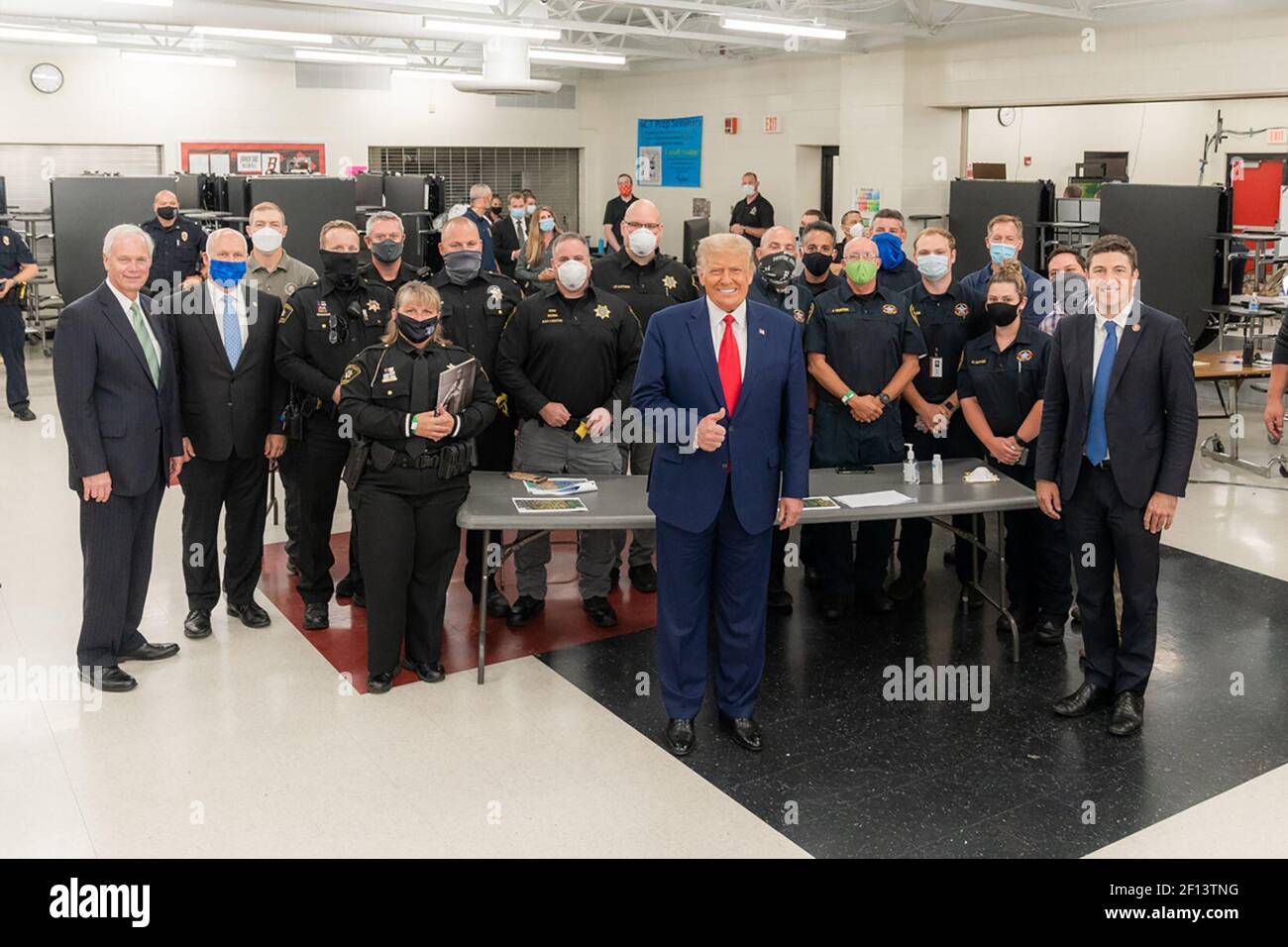 Präsident Donald Trump wird von Rep. Bryan steil R- Wis. Senator Ron Johnson begleitet. R-Wis und Strafverfolgungsbehörden, als er seine Tour in der Notoperationszentrale am Dienstag, den 1 2020. September, an der Mary D. Bradford High School in Kenosha Wis beendet. Stockfoto