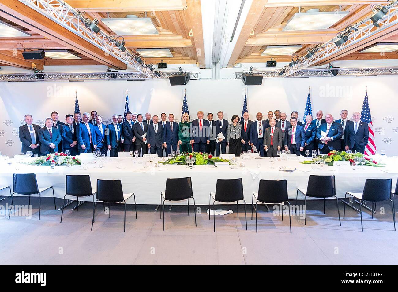 Präsident Donald Trump und Assistentin des Präsidenten und Beraters Ivanka Trump posiert nach ihrem Gruppenessen am Dienstag, den 21 2020. Januar im Davos Congress Center in Davos Schweiz für ein Foto mit Global Chief Executive Officers. Stockfoto