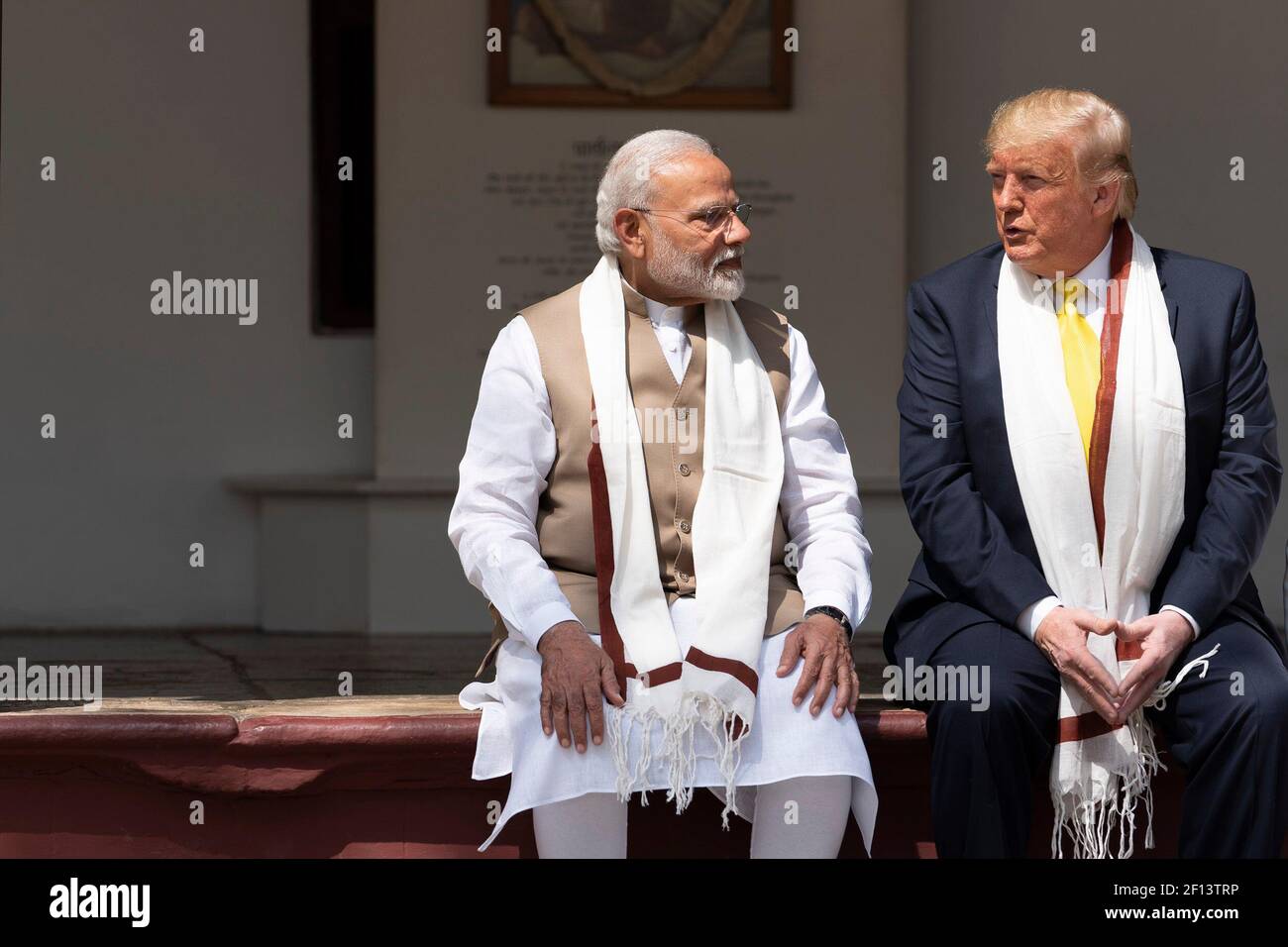 Präsident Donald Trump schließt sich dem indischen Premierminister Narendra Modi während ihres Besuchs im Haus von Mohandas Gandhi am Montag, den 24 2020. Februar, in Ahmedabad Indien an. Stockfoto