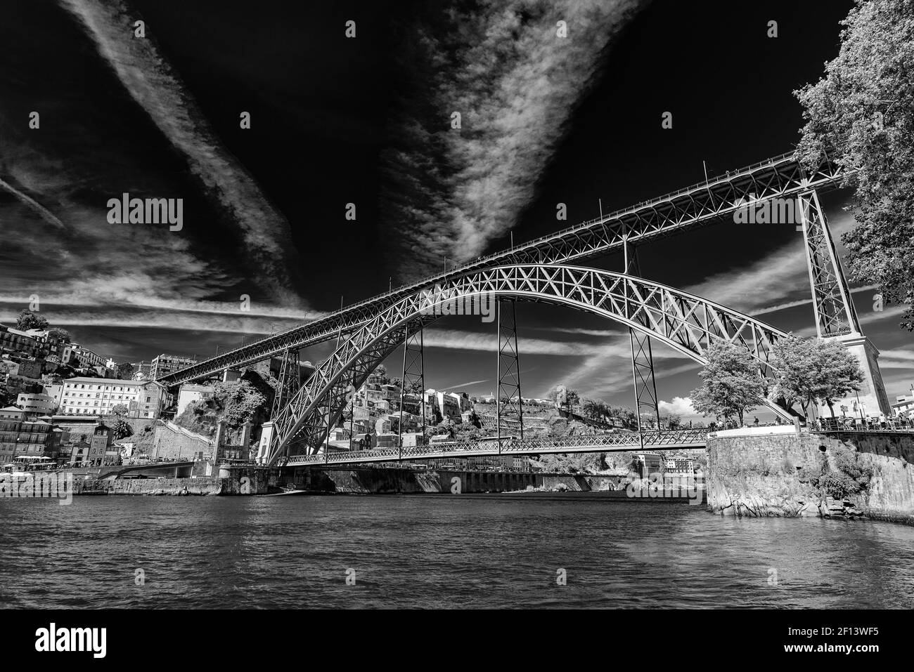 Dom Luis I Brücke, eine Doppeldeckerbrücke über den Douro Fluss in Porto, Portugal (schwarz & weiß) Stockfoto