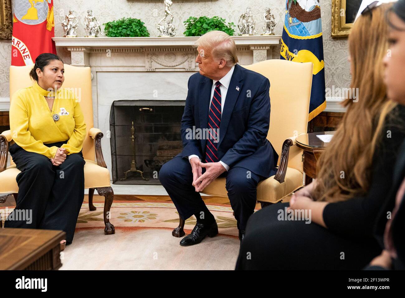 Präsident Donald Trump trifft Gloria Gullien, die Mutter der getöteten US-Armee SPC Vanessa Guillen Donnerstag, den 30 2020. Juli im Oval Office des Weißen Hauses. SPC Guillen wurde auf der Fort Hood Texas Militärbasis angeblich von einem Kollegen Armee Spezialist im April 2020 ermordet. Stockfoto