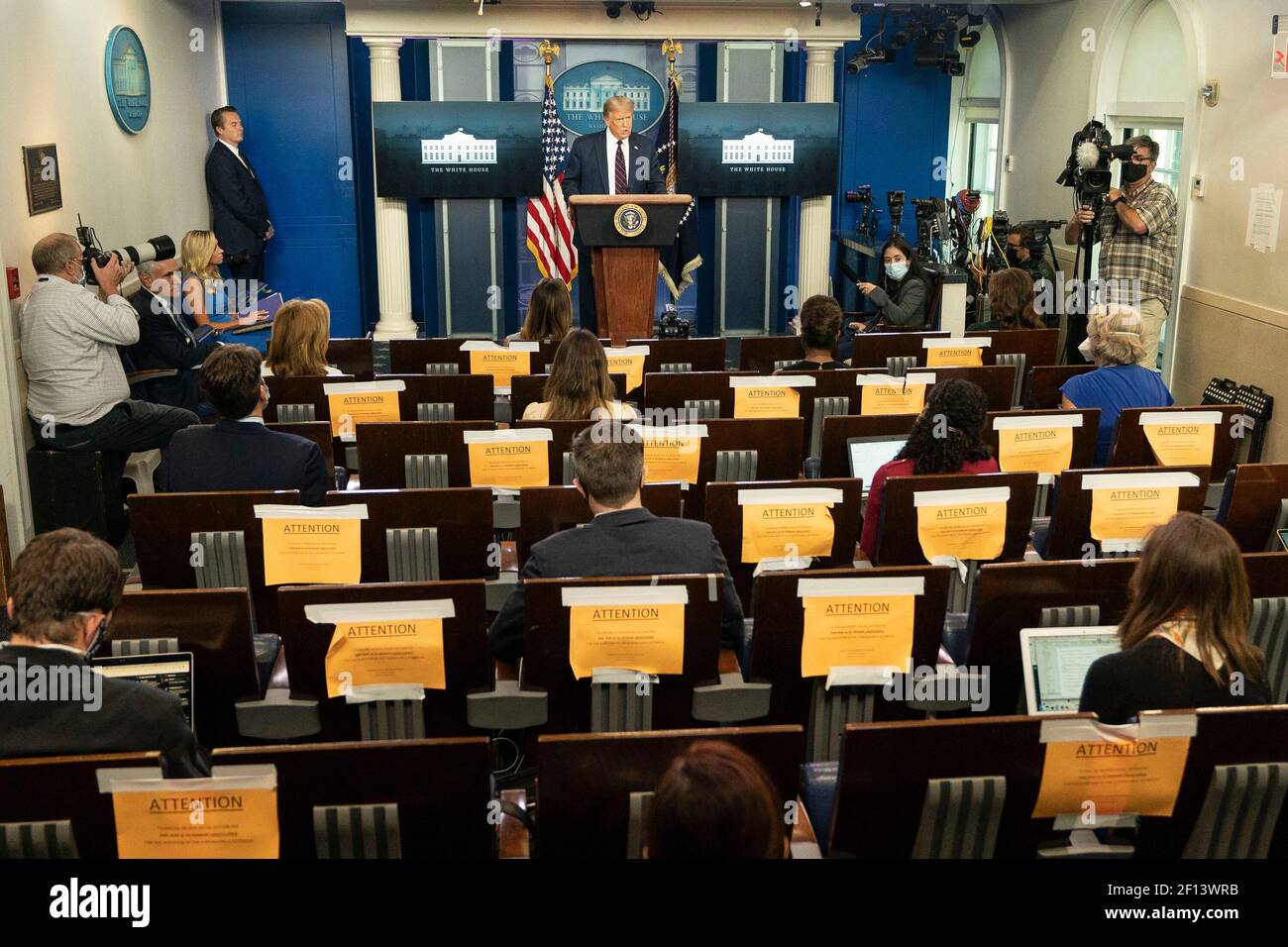 Präsident Donald Trump hört auf eine reporterâ €™s Frage während einer Pressekonferenz Dienstag, 4 2020. August in der James S. Brady Press Briefing Room des Weißen Hauses. Stockfoto