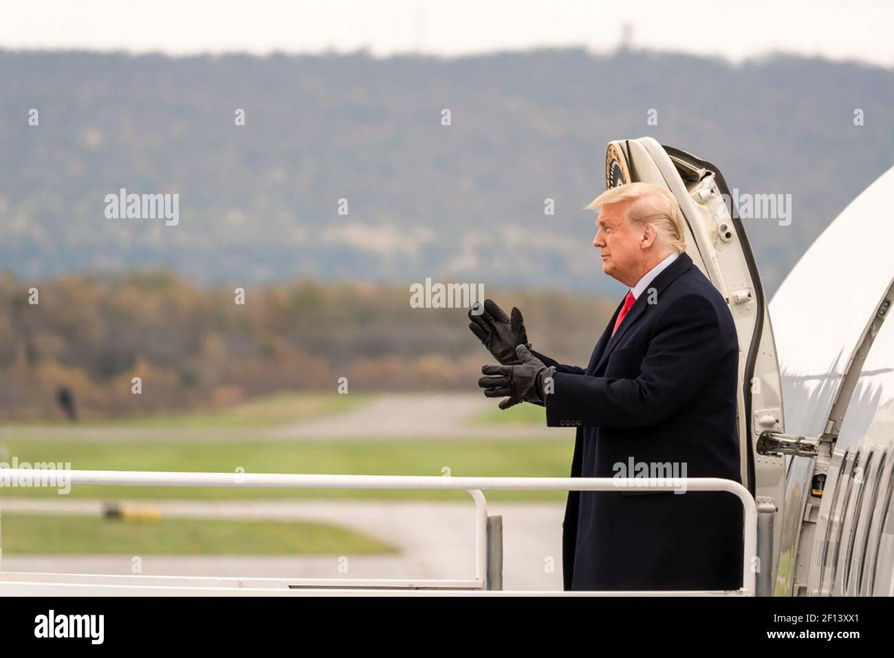 Präsident Donald Trump applaudiert der Menge und Gesten mit einer Faust Pumpe, als er an einem Samstag, den 31 2020. Oktober, die Luftstreitkräfte an Bord geht, nach seiner Ankunft am Reading Regional Airport in Reading Pa. Der zweite von Präsident Trumps 4 Stationen in Pennsylvania. Stockfoto
