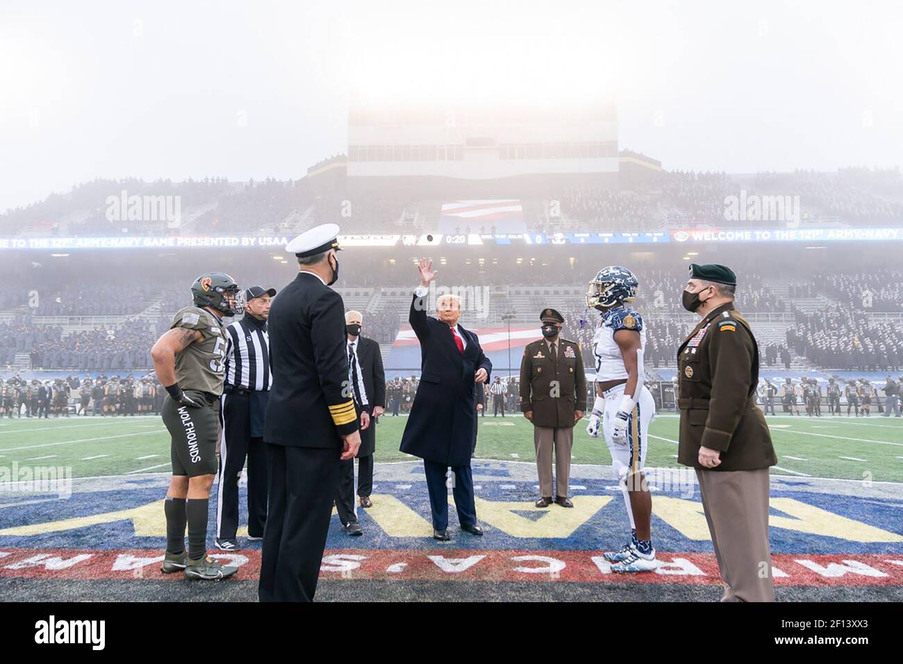 Präsident Donald Trump wirft eine Münze in die Luft Samstag 12 2020. Dezember vor dem Start des 121st Armee-Navy Fußballspiel in der US-Militärakademie in West Point N.Y. Stockfoto