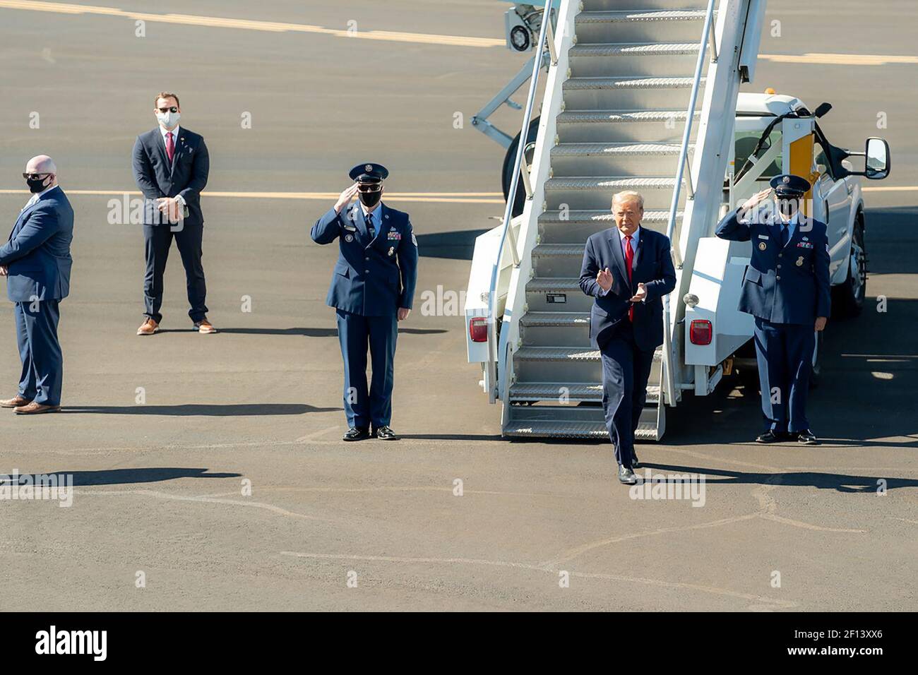 Präsident Donald Trump landet am Mittwoch, den 28 2020. Oktober, am internationalen Flughafen Laughlin/Bullhead in Bullhead Arizona bei der Air Force One und legt auf dem Weg zur Signature Flight Support ab. Stockfoto