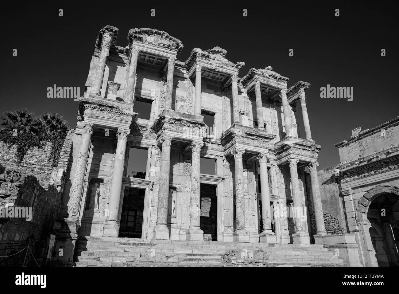 Bibliothek von Celsus, ein altes römisches Gebäude in Ephesus Archäologische Stätte, Türkei (schwarz-weiß) Stockfoto