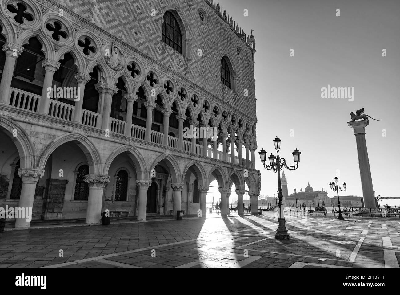 Markusplatz (Markusplatz) bei Sonnenaufgang, Venedig, Italien (schwarz-weiß) Stockfoto