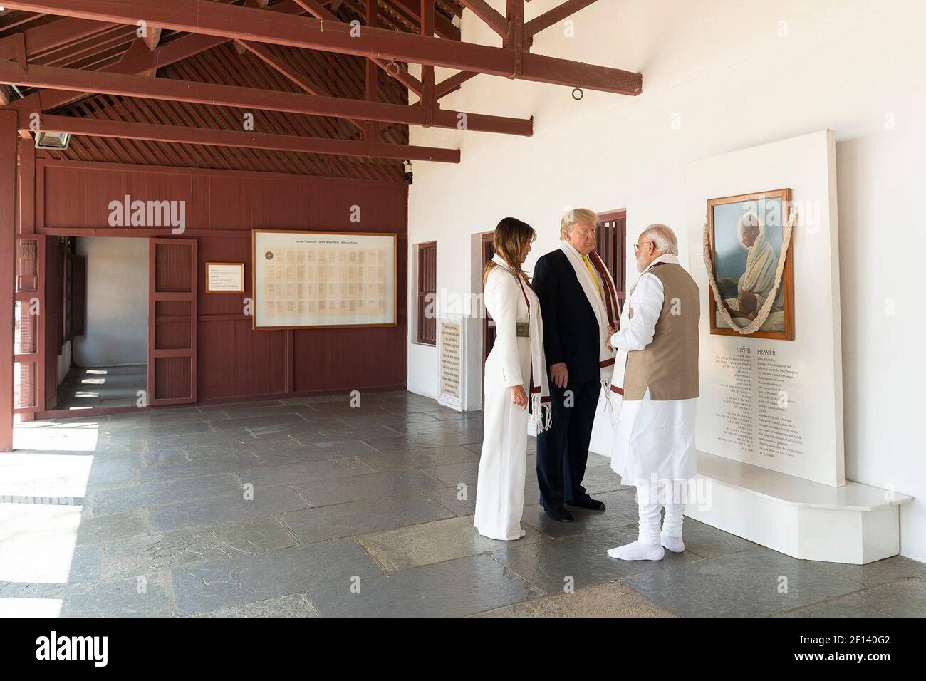 Präsident Donald Trump und indischen Premierminister Narendra Modi von First Lady Melania Trump an der Platzierung von String auf Gandhiâ €™s Home Montag Februar 24 2020 in Gandhi Ashram in Ahmedabad Indien. Stockfoto