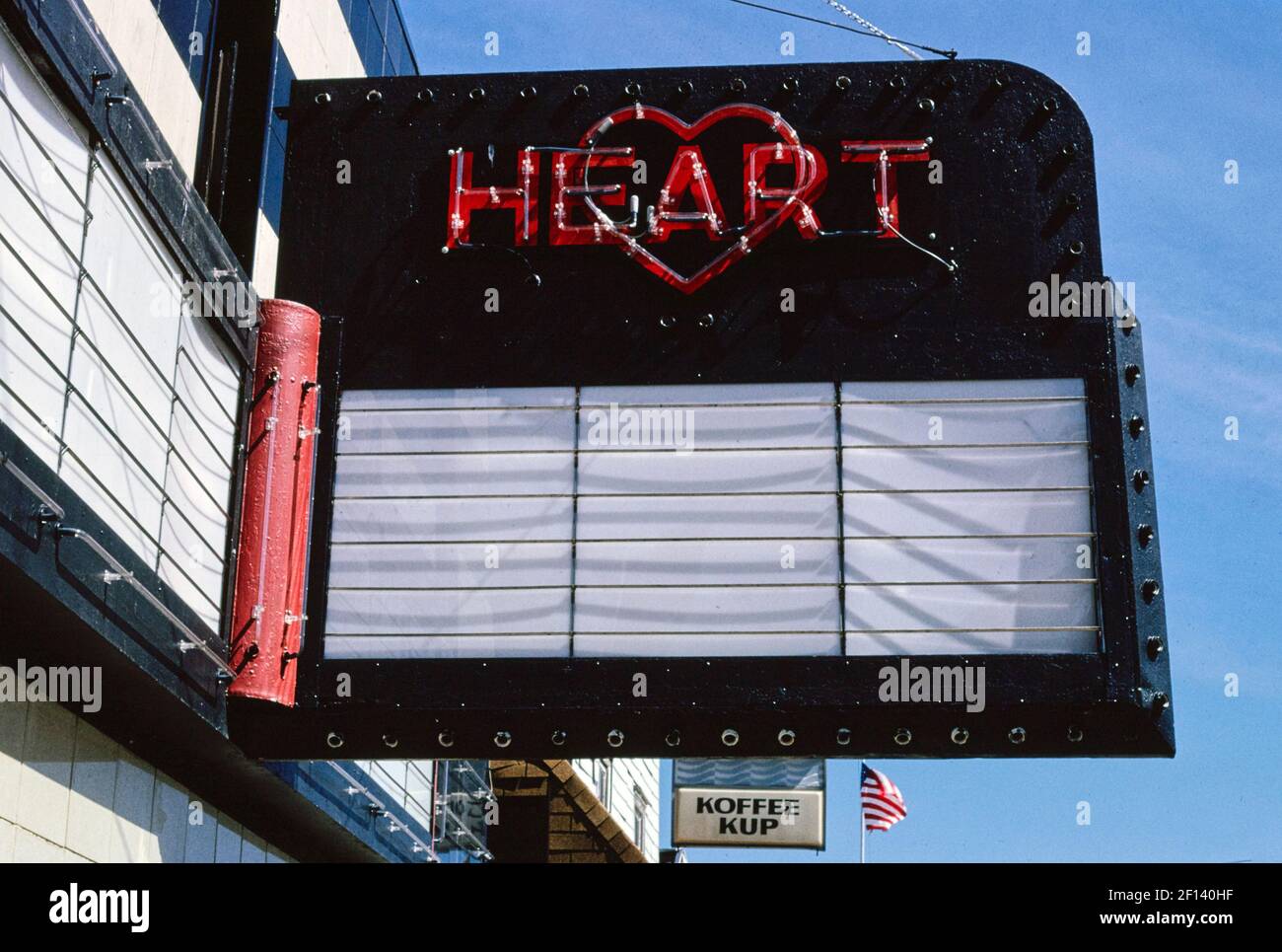 Heart Theatre Festzelt - Blick aus der Nähe - Main Street - Hartford - Michigan Ca. 1991 Stockfoto