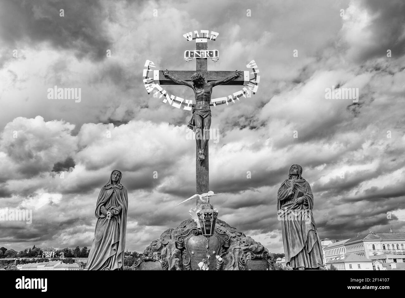Die Statue Kruzifix und Kalvarienberg auf der Karlsbrücke in Prag, Tschechische Republik (schwarz-weiß) Stockfoto