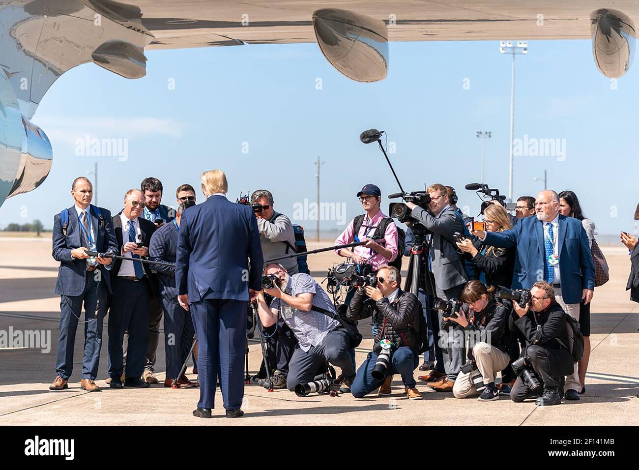 Präsident Donald Trump spricht mit Reportern, nachdem er an einem Donnerstag, dem 17 2019. Oktober, die Luftwaffe in der Joint Reserve Base Fort Worth in Texas aussteigt. Stockfoto