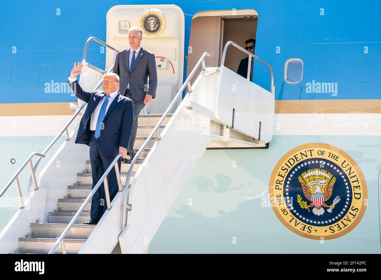 Präsident Donald Trump wird von Robert C. O'Brien Waves, dem neu benannten Nationalen Sicherheitsberater des Weißen Hauses, begleitet, als er am Mittwoch, den 18 2019. September, die Air Force One in der Marine Corps Air Station Miramar in San Diego Calif aussteigt. Stockfoto