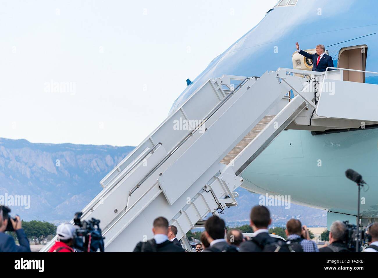 Präsident Donald Trump landet bei Albuquerque International Sunport in Albuquerque N.M. an Bord der Air Force One Montag 16 2019. September und wird von Gästen und Unterstützern begrüßt. Stockfoto
