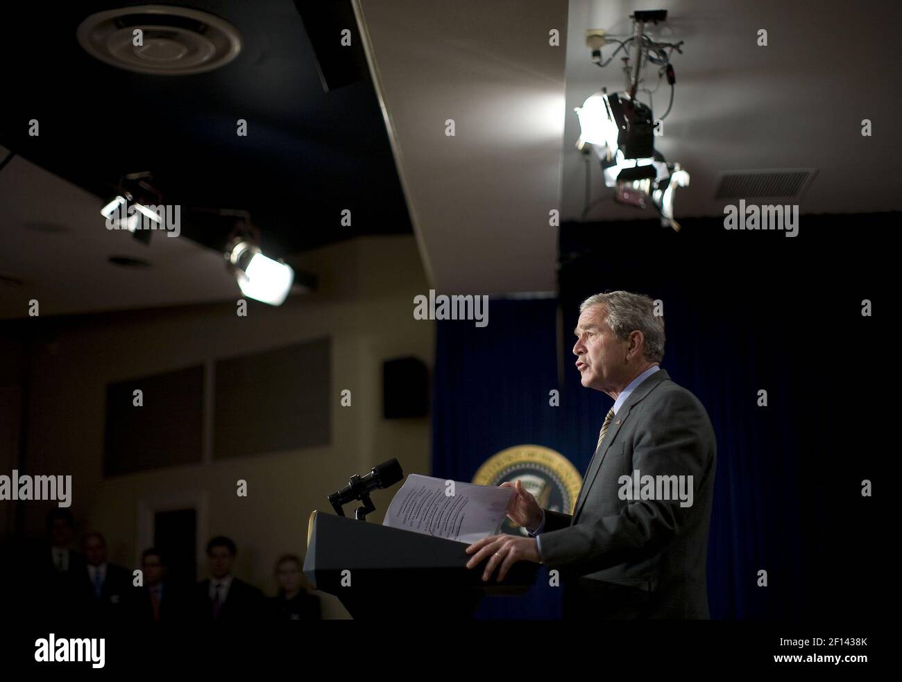 Präsident George W. Bush nimmt am Montag, den 7. April 2008, in Washington eine Stellungnahme zum kolumbianischen Freihandelsabkommen vor. D.C. (Foto: Chuck Kennedy/MCT/Sipa USA) Stockfoto