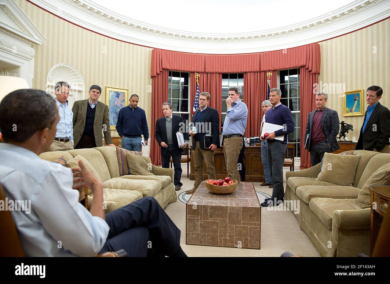 Im Oval Office trifft Präsident Obama mit hochrangigen Beratern zusammen, um die laufenden Verhandlungen über die Haushaltsklippen zu diskutieren. Dezember 29, 2012 Stockfoto