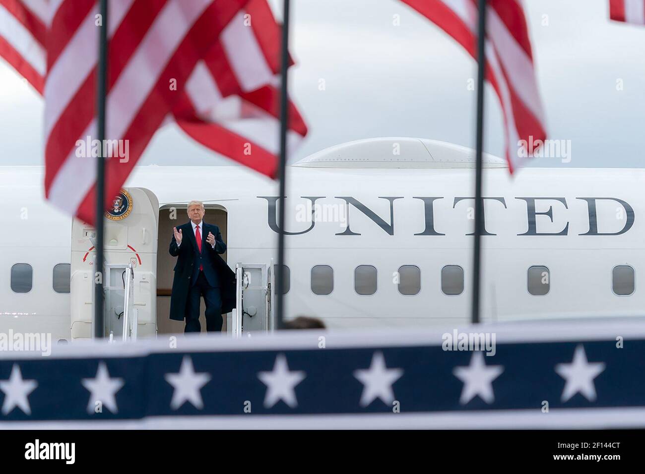Präsident Donald Trump applaudiert der Menge, als er an einem Samstag, den 17 2020. Oktober, die Luftwaffe aussteigt und am Muskegon County Airport in Muskegon mich ankommt. Stockfoto