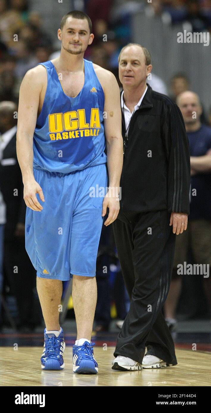 UCLA-Cheftrainer Ben Howland hat Kevin Love beim Freitagstraining am 4. April 2008 im Alamo Dome in San Antonio, Texas, im Auge. UCLA steht Memphis am Samstagabend in den Final Four gegenüber. (Foto von Ron T. Ennis/Fort Worth Star-Telegram/MCT/Sipa USA) Stockfoto