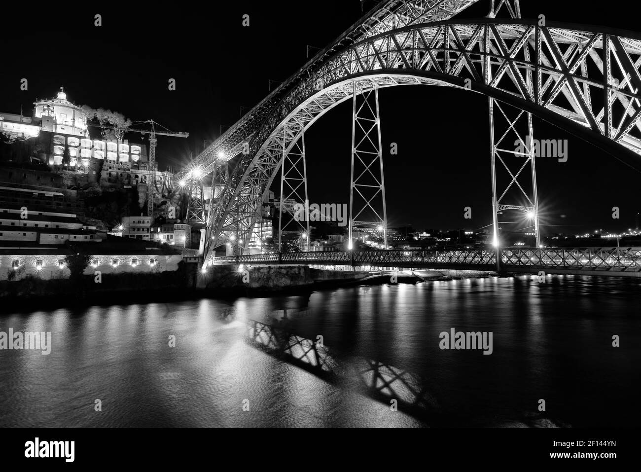 Nachtansicht der Dom Luis I Brücke, einer Doppeldeckerbrücke über den Fluss Douro in Porto, Portugal (schwarz & weiß) Stockfoto