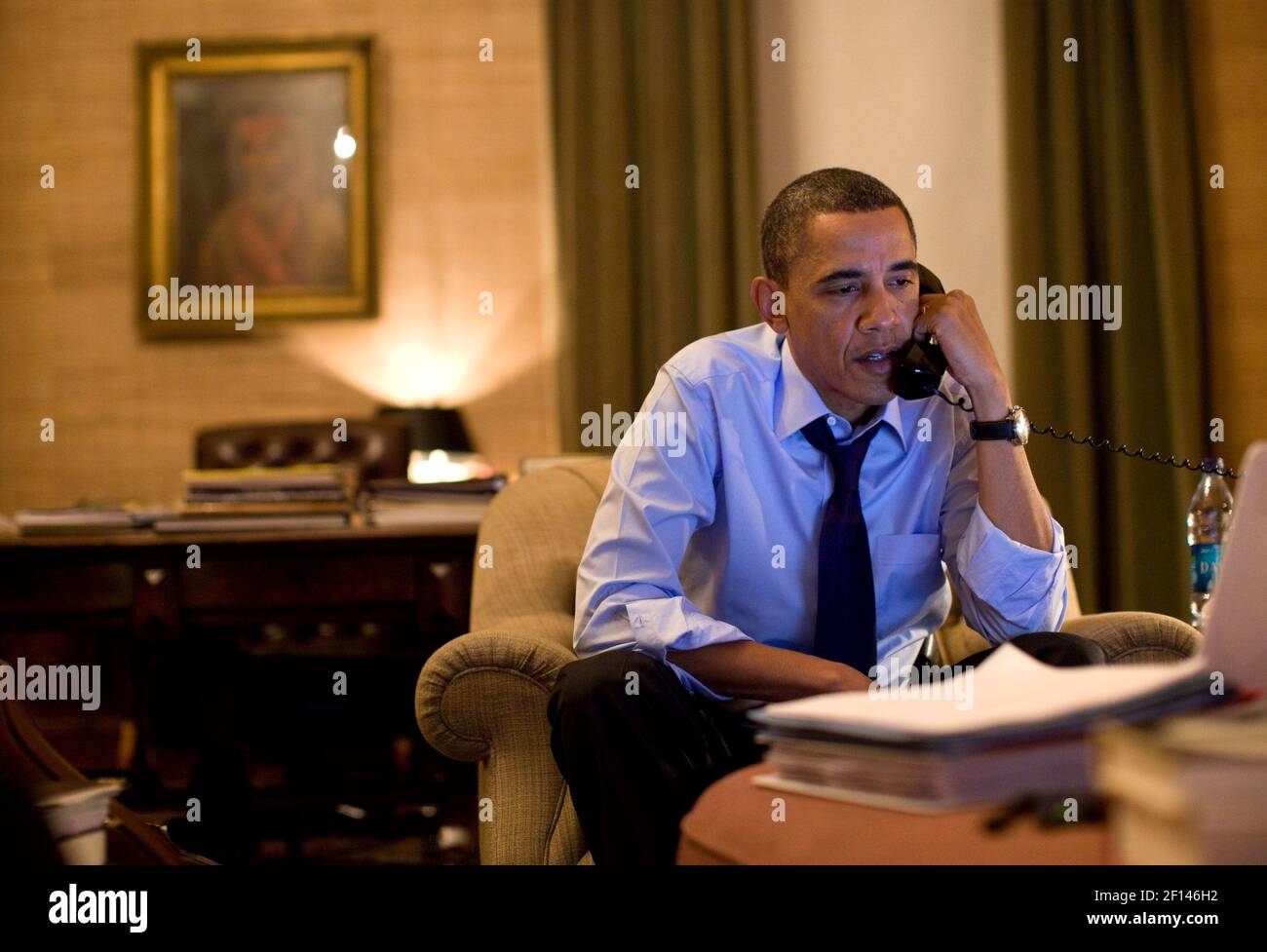 Präsident Barack Obama telefoniert mit dem japanischen Premierminister Naoto Kan aus dem Büro des Treaty Room in der Residenz des Weißen Hauses, Mittwoch Abend, 16. März 2011 Stockfoto