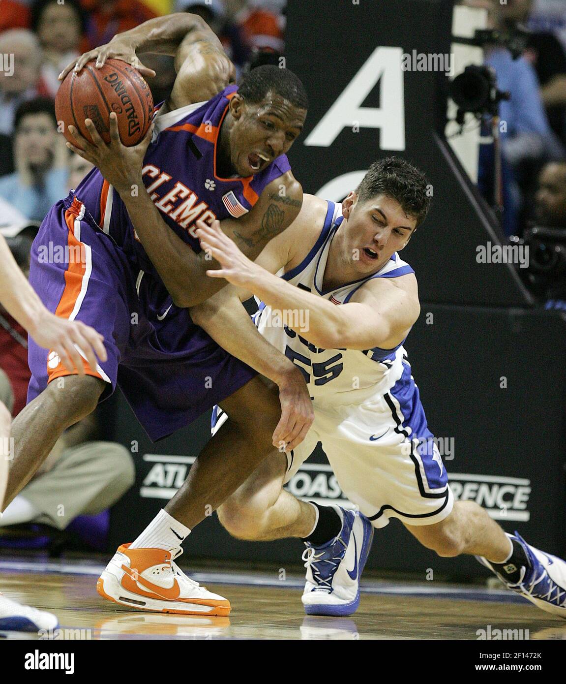 Clemsons Sam Perry (links) hält den Ball von Duke's Brian Zoubek in der ersten Hälfte eines Halbfinalspiels beim ACC-Turnier in der Charlotte Bobcats Arena in Charlotte, North Carolina, Samstag, 15. März 2008 fern. Clemson besiegte Duke, 78-74. (Foto von Ethan Hyman/Raleigh News & Observer/MCT/Sipa USA) Stockfoto