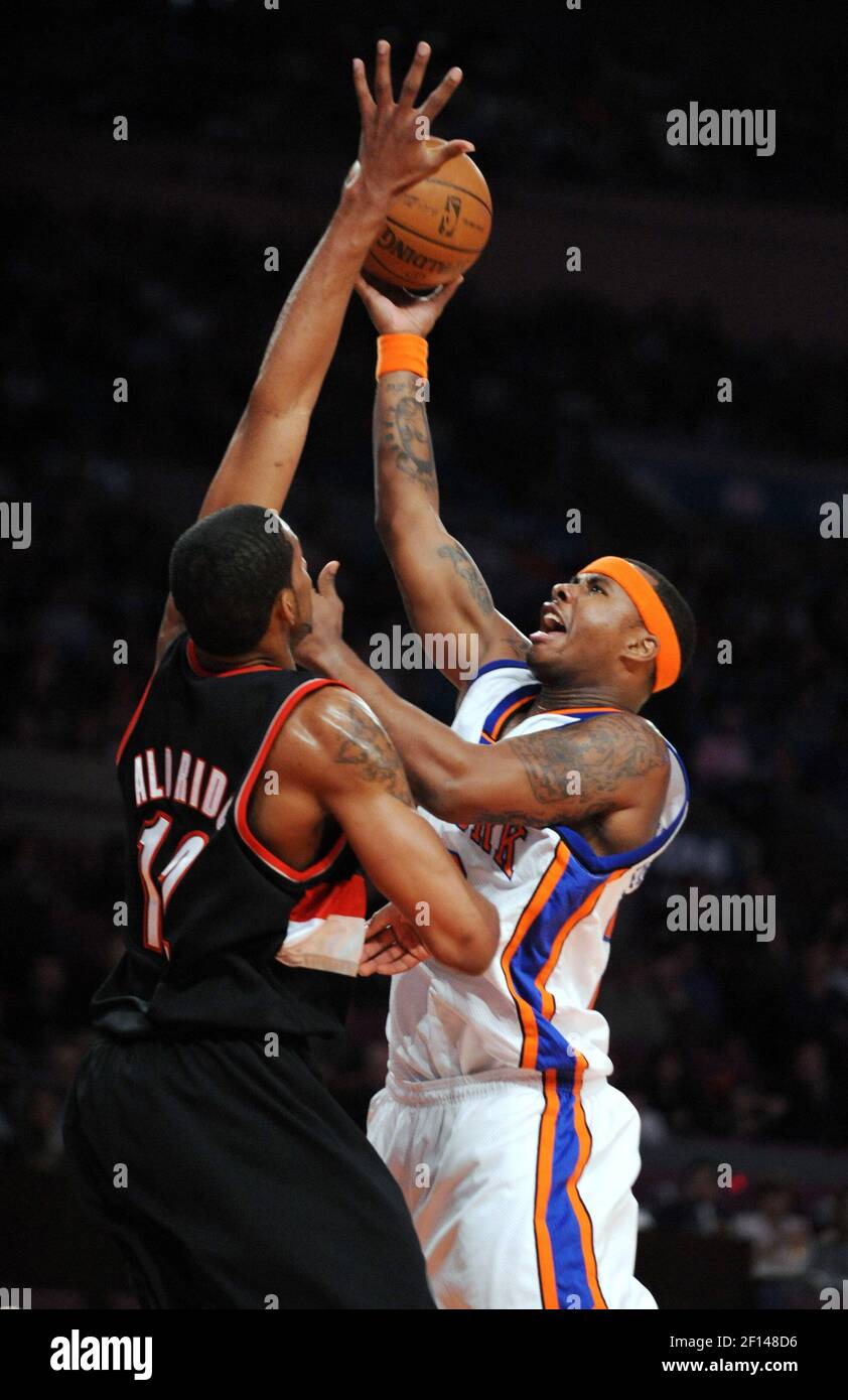 Quentin Richardson (rechts) der New Yorker Knicks schießt im ersten Viertel im Madison Square Garden in New York City über den Portland Trailblazers Verteidiger LaMarcus Aldridge, Samstag, 8. März 2008. Die Blazers besiegten die Knicks, 120-114. (Foto von J. Conrad Williams Jr./Newsday/MCT/Sipa USA) Stockfoto