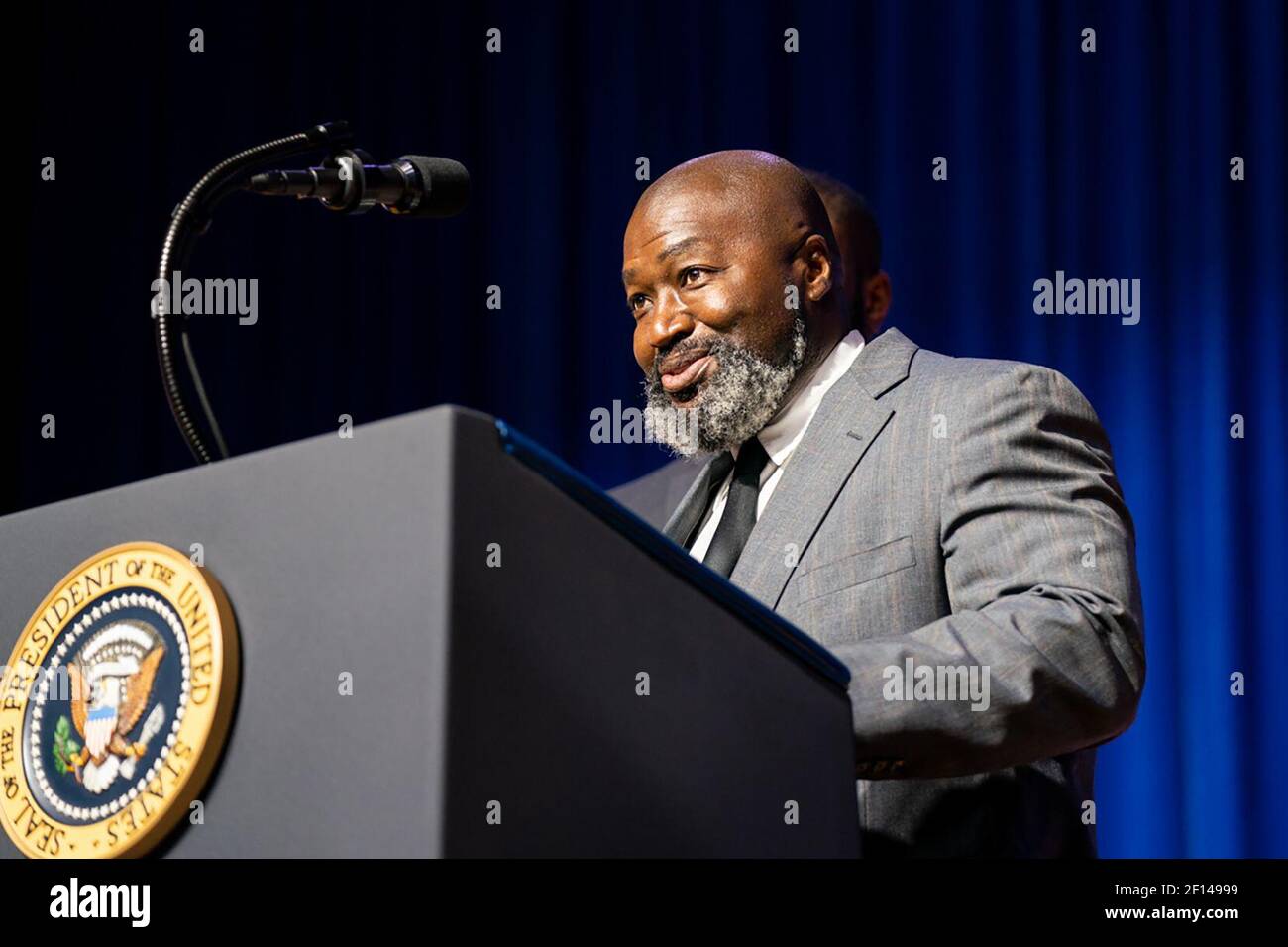 Matthew Charles einer der ersten Insassen, die von der First Step Act von 2018 profitieren wird von Florida State Rep. Byron Donalds, wie er seine Bemerkungen vor der Einführung von Präsident Donald Trump auf der Bühne bei der 2019 Second Step Presidential Justice Forum Freitag 25 2019. Oktober Am Benedict College in Columbia S.C. Stockfoto