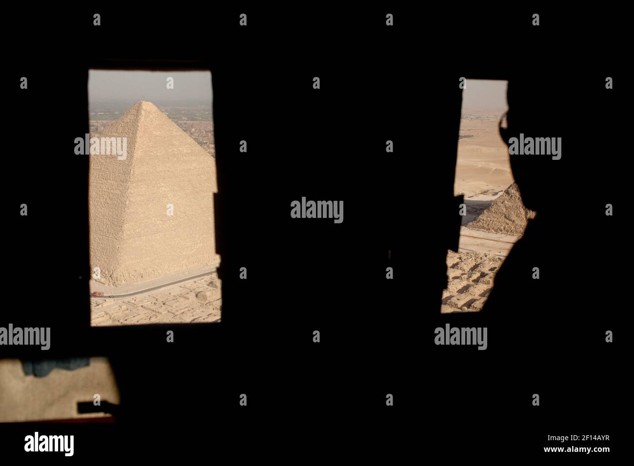 Präsident Barack Obama schaut aus dem Fenster von Marine One, als sie die Pyramiden von Gizeh und Sphinx in Ägypten verlassen, 4. Juni 2009. Stockfoto