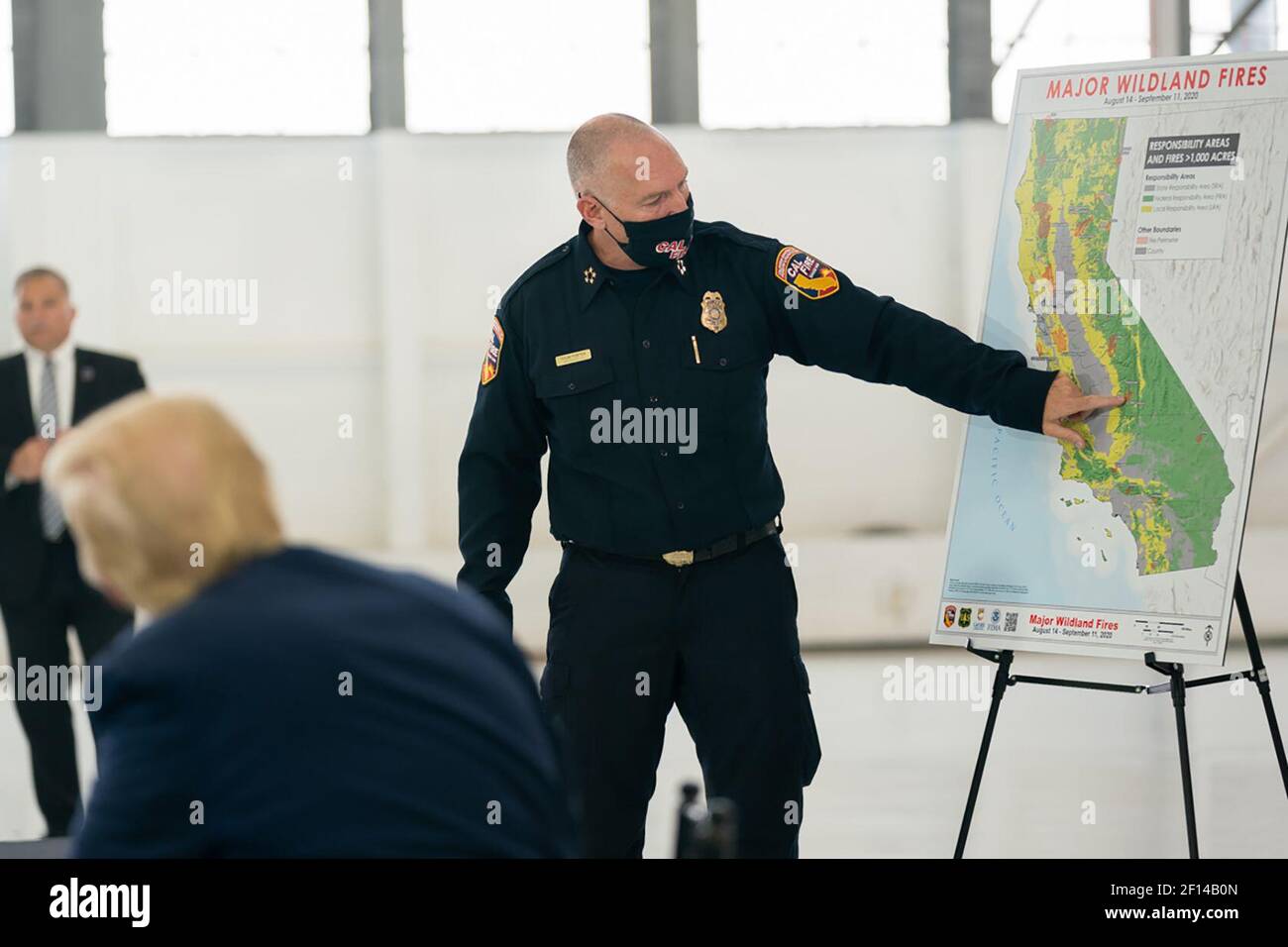 Präsident Donald Trump hört während einer Unterweisung über Waldbrände mit lokalen und föderalen Feuer- und Notfallbehörden Montag, den 14 2020. September im Cal Fire Hangar am Sacramento McClelland Airport in McClelland Park Calif zu. Stockfoto