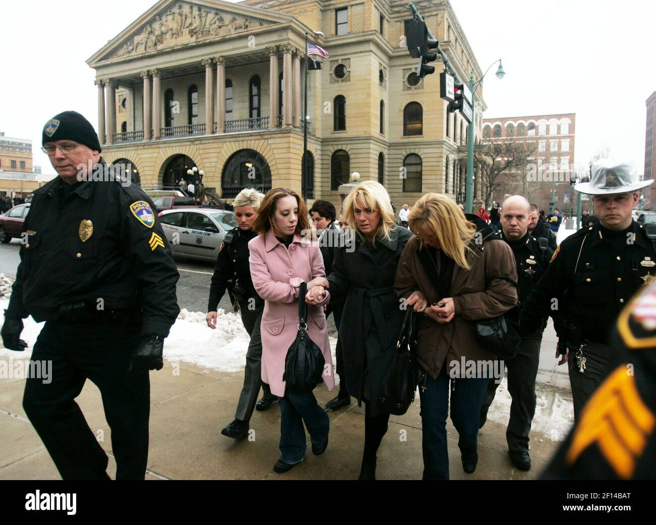 Audrey Davis, ihre Mutter Patty Porter, Mitte, und Cindy Tonkovich, Porters Schwester, werden von stark County Sheriff Abgeordneten nach Anhörung der schuldig Urteil für Bobby Cutts Jr., Freitag, 15. Februar 2008, in Kanton eskortiert, Ohio. Cutts wurde für schuldig befunden, Jessie Marie Davis ermordet zu haben. (Foto von Mike Cardew/Akron Beacon Journal/MCT/Sipa USA) Stockfoto