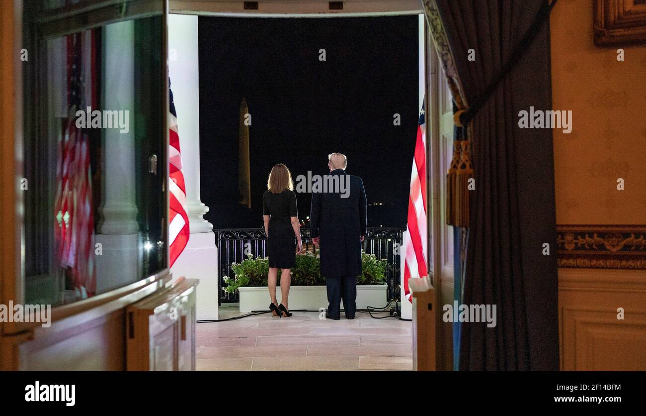 Präsident Donald Trump und US Supreme Court Associate Justice Amy Coney Barrett stehen zusammen auf dem Blue Room Balkon Montag Oktober 26 2020 nach Justiz Barrettâ €™s Vereidigung-in-Zeremonie auf dem South Lawn des Weißen Hauses. Stockfoto