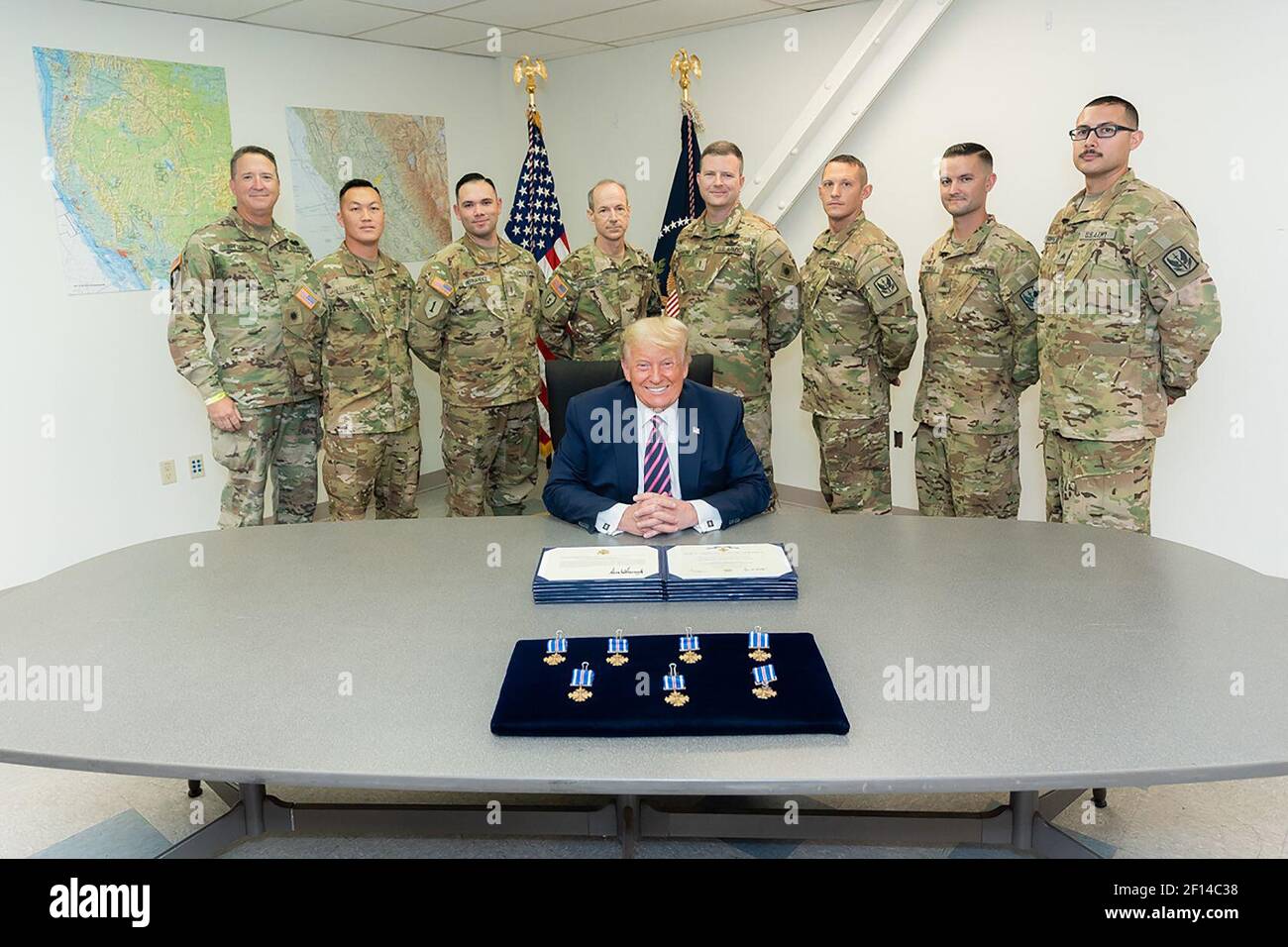 Präsident Donald Trump posiert mit Mitgliedern der California Army National Guard Montag, den 14 2020. September, bevor sie mit dem Distinguished Flying Cross im Cal Fire Hangar am Sacramento McClelland Airport in McClelland Park Calif. Stockfoto