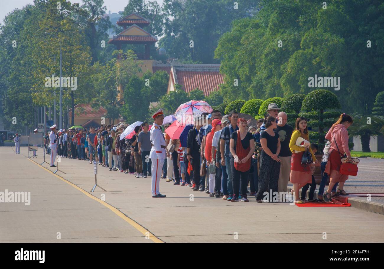 Leute, die Schlange stehen, um Ho Chi Minhs großes Mausoleum, den Ba Dinh Platz, Hanoi, Vietnam zu besuchen Stockfoto