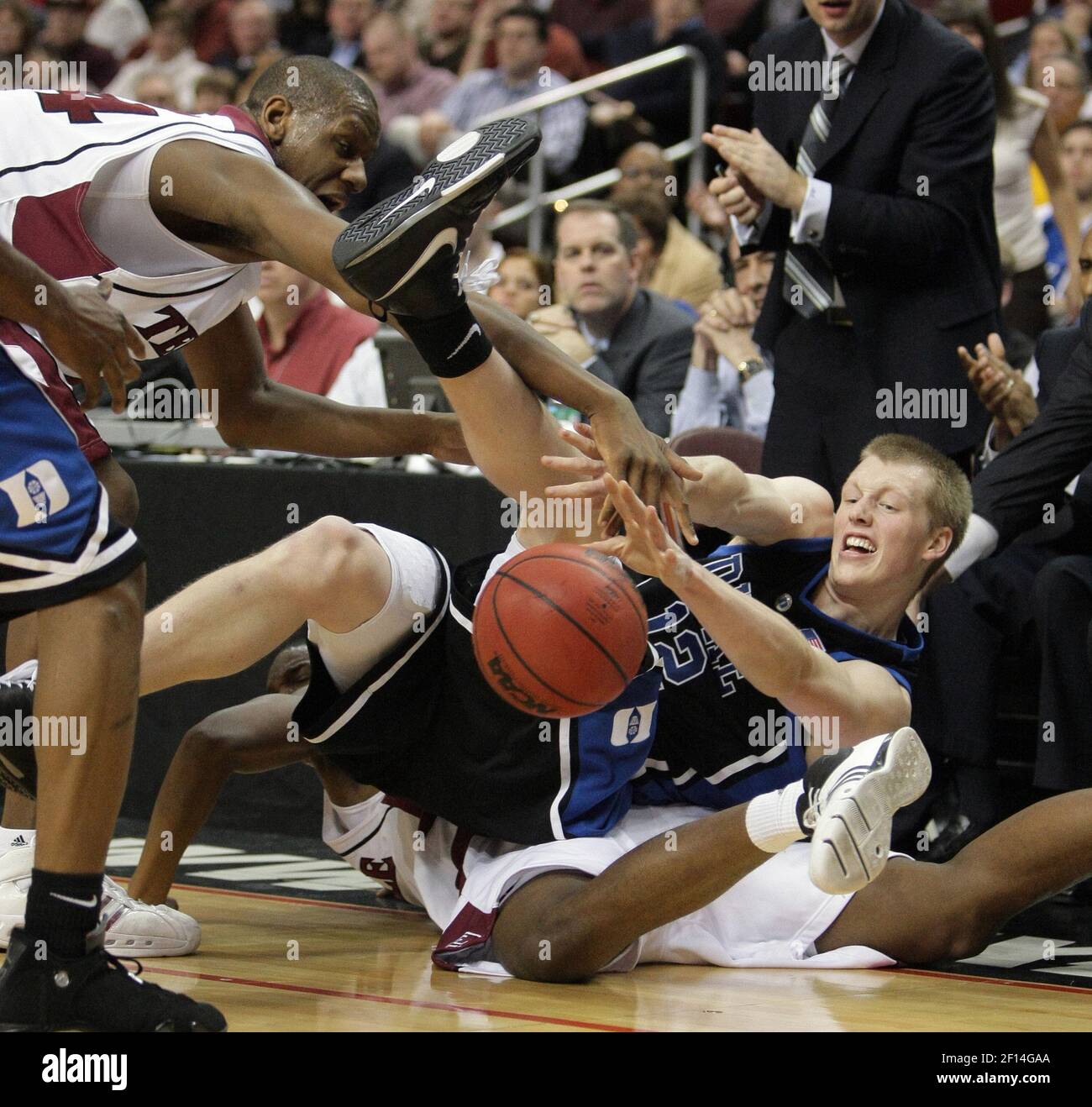 Temple's Lavoy Allen (links) versucht, die Kontrolle über den Ball zu gewinnen, als Duke's Kyle Singler am Mittwoch, den 9. Januar 2008, den Ball im Wachovia Center in Philadelphia, Pennsylvania, verliert. (Foto von Jerry Lodriguss/Philadelphia Inquirer/MCT/Sipa USA) Stockfoto