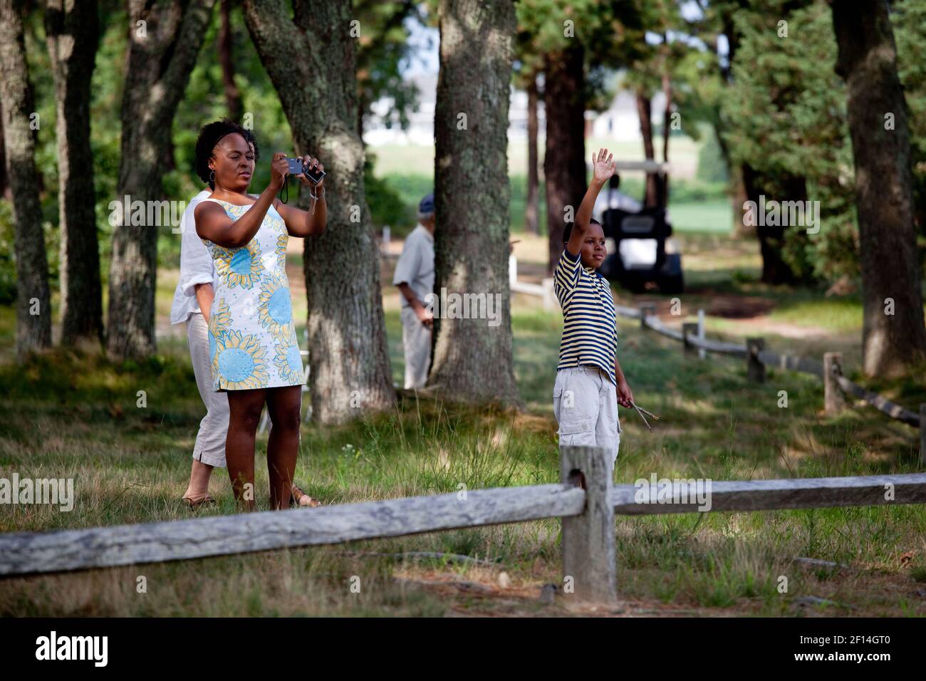 Zuschauer fotografieren Präsident Barack Obama während einer Runde Golf, während sie im Urlaub auf Martha's Vineyard sind, 24. August 2009 Stockfoto