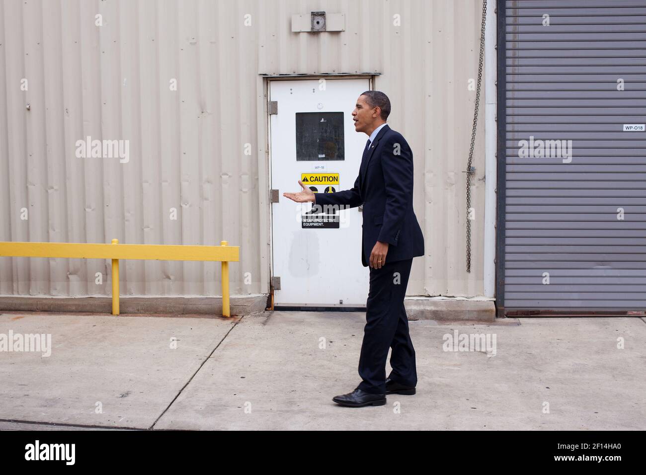 Präsident Barack Obama bereitet sich darauf vor, Arbeitnehmer während eines Schichtwechsels in der Petcare-Einrichtung von Nestlé Purina in Allentown, Pennsylvania, zu begrüßen., 4. Dezember 2009 Stockfoto