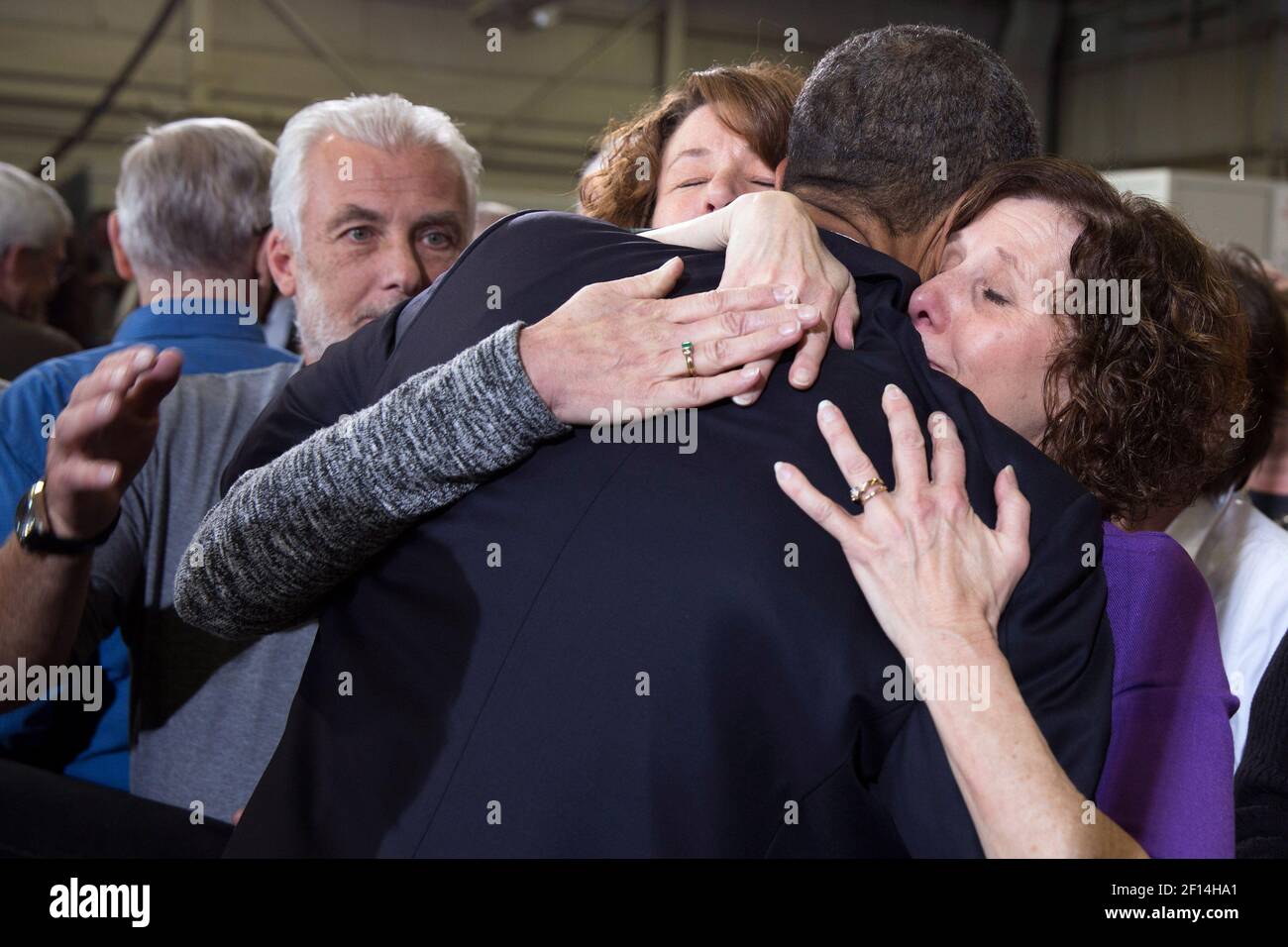 Präsident Barack Obama umarmt Sue Connors und Jane Dougherty, rechts, nach seinen Ausführungen an der Denver Police Academy in Denver, Colorado, 3. April 2013 Stockfoto