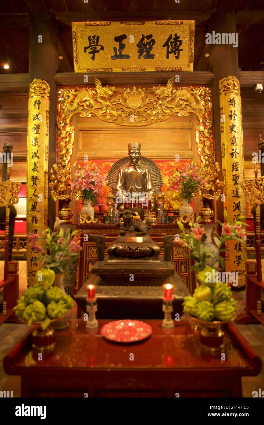 Altar mit einer Statue von Chu Van an, einem Lehrrektor an der Kaiserlichen Akademie, Literaturtempel, Hanoi, Vietnam Stockfoto