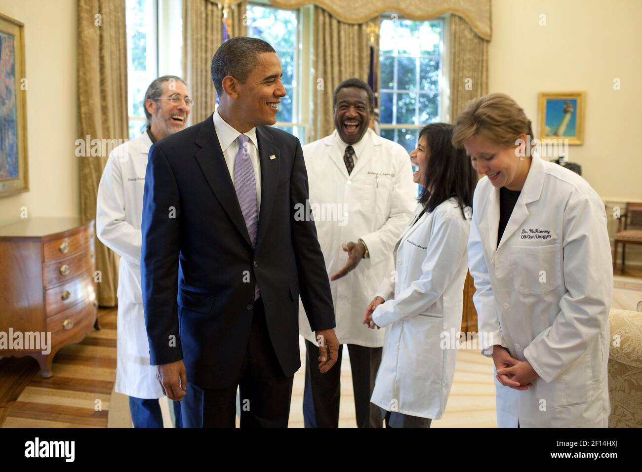 Präsident Barack Obama lacht mit Ärzten aus dem ganzen Land im Oval Office am 5. Oktober 2009, vor einer Veranstaltung zur Reform der Krankenversicherung im Weißen Haus in Washington, D.C. Stockfoto