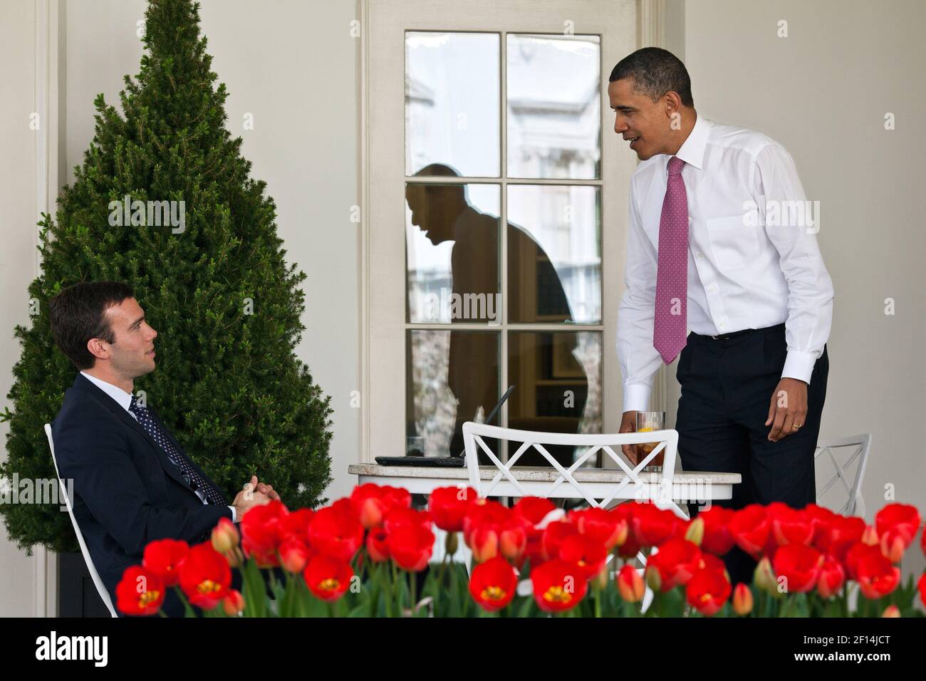 Präsident Barack Obama trifft sich am 11. April 2011 in der Kolonnade vor dem Oval Office mit Jon Favreau, dem Leiter der Sprecherabteilung Stockfoto