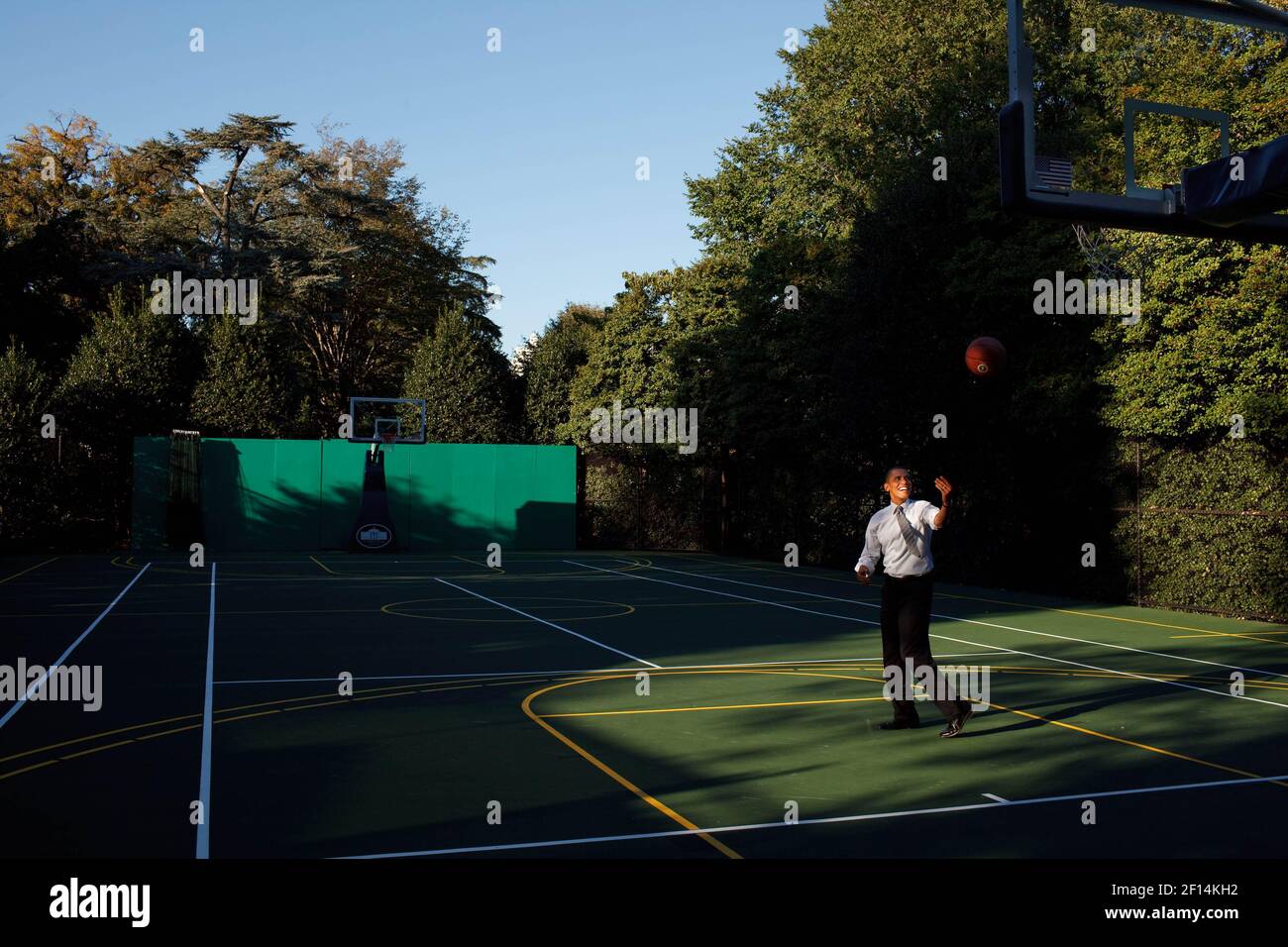 Oktober 13 2010; Präsident Barack Obama geht zum Basketballplatz des Weißen Hauses, um ein paar Körbe zu schießen Stockfoto