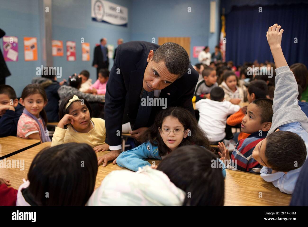 Präsident Barack Obama spricht mit Schülern der dritten und vierten Klasse während eines Überraschungsbesuchs in der Viers Mill Elementary School, in Silver Spring, MD., 19. Oktober 2009 Stockfoto
