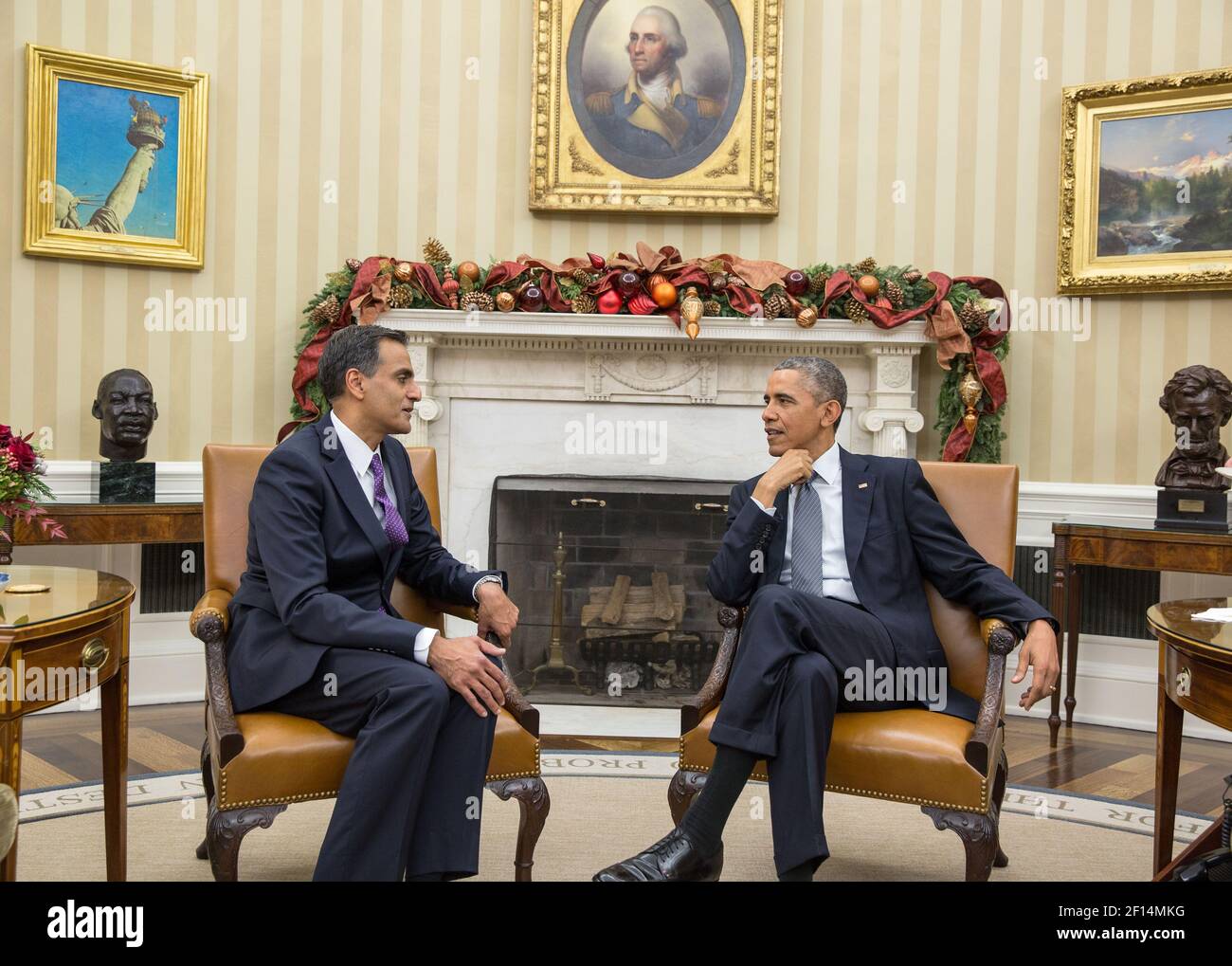 Präsident Barack Obama trifft sich mit Richard Verma, der kürzlich vom Senat als nächster US-Botschafter in Indien bestätigt wurde, im Oval Office am 11. Dezember 2014 Stockfoto