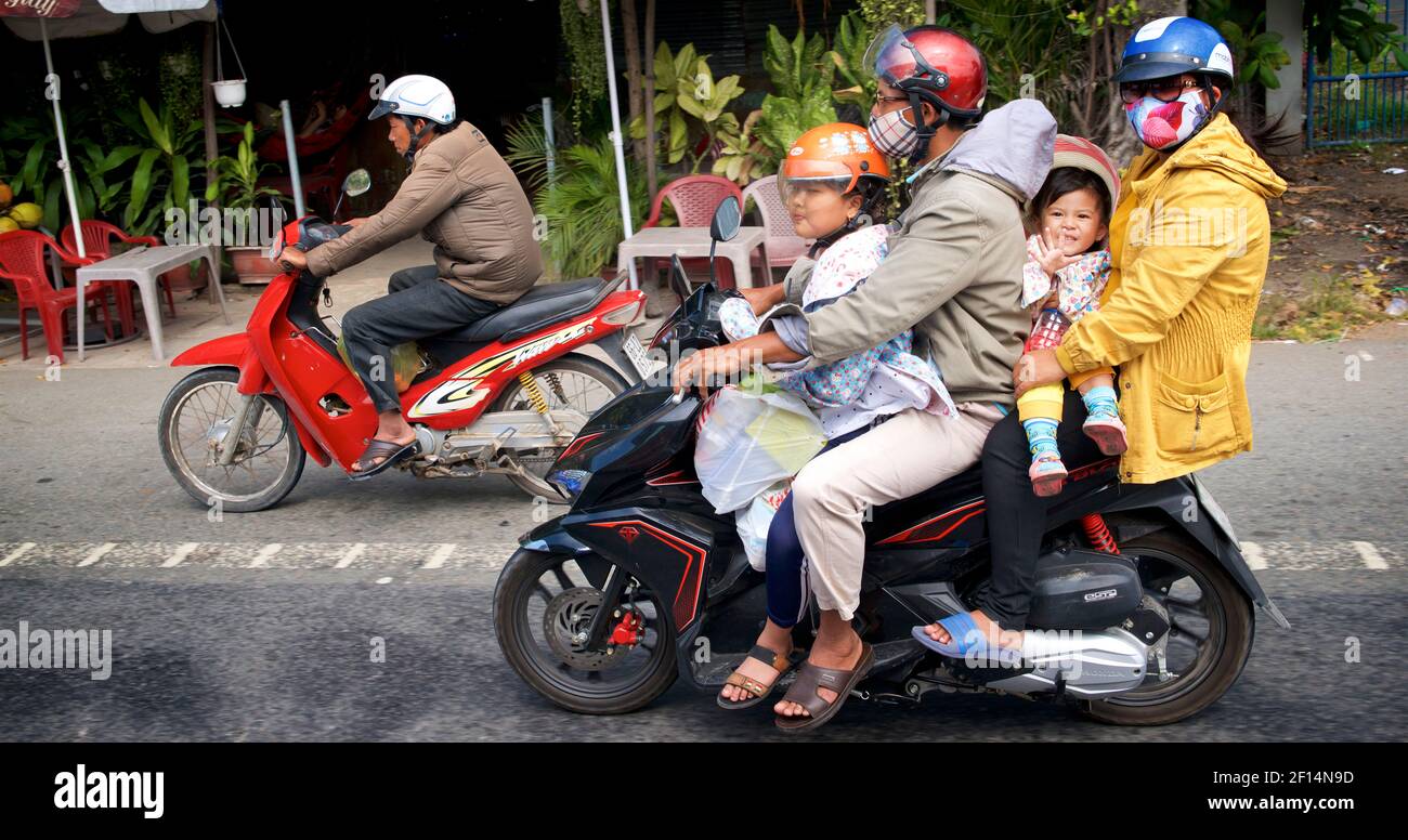 Vietnamesische vierköpfige Familie auf einem Motorrad. Mekong Delta, Vietnam Stockfoto