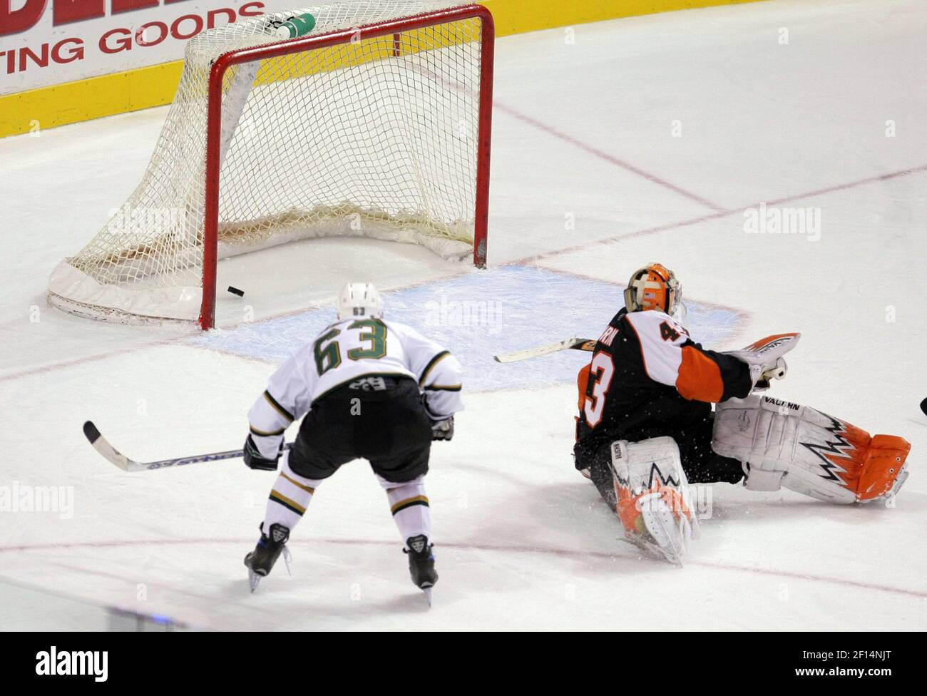 Die Dallas Stars' Mike Ribeiro (links) und Philadelphia Flyers Torwart Martin Biron beobachten Ribeiros Schuss gehen in das Tor in der zweiten Periode Aktion. Die Stars besiegten die Flyers, 4-1, im Wachovia Center in Philadelphia, Pennsylvania, Samstag, 1. Dezember 2007. (Foto von Jerry Lodriguss/Philadelphia Inquirer/MCT/Sipa USA) Stockfoto