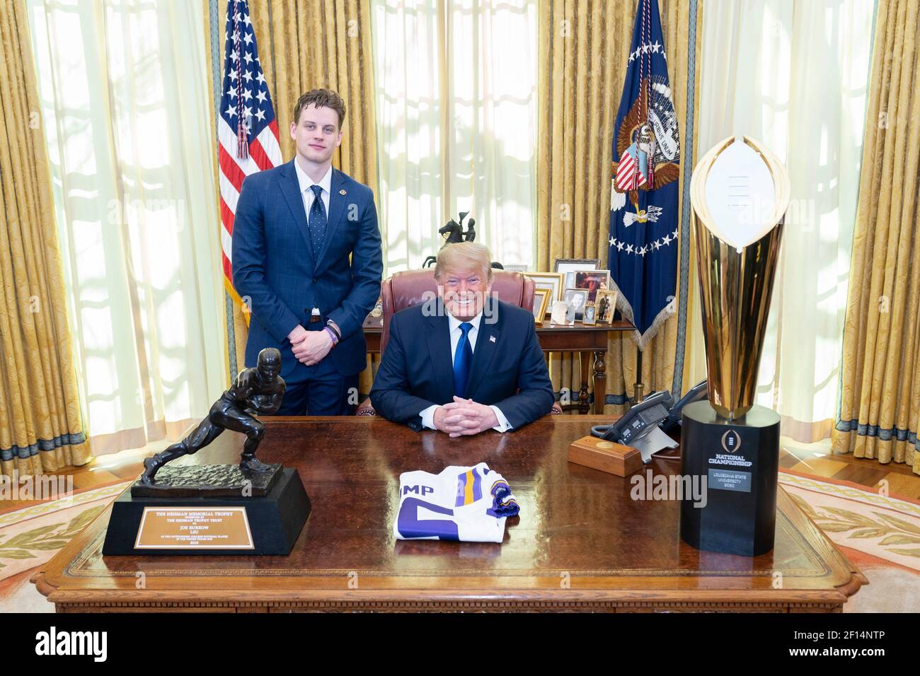 Präsident Donald Trump begrüßt den LSU-Quarterback Joe Burrow am Freitag, 17 2020. Januar, im Oval Office des Weißen Hauses. Stockfoto