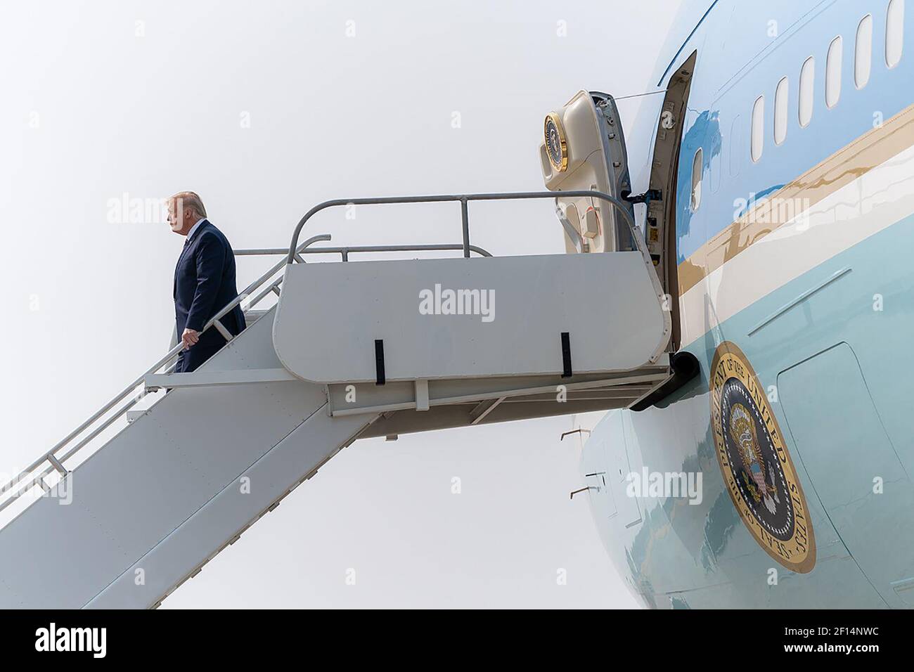 Präsident Donald Trump landet am Montag, den 14 2020. September, am Flughafen Sacramento McClelland im McClelland Park Calif von der Air Force One und fährt auf dem Weg zum CAL-FEUERHANGAR ab. Stockfoto