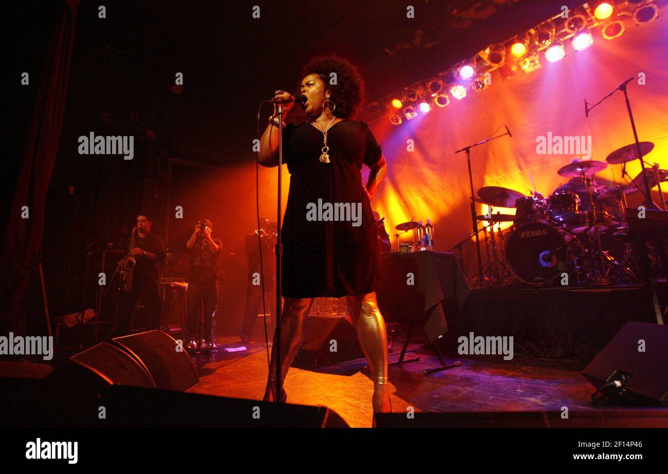 Jill Scott tritt am 5. November 2007 bei Fillmore im TLA in Philadelphia, Pennsylvania, auf. (Foto von Elizabeth Robertson/Philadelphia Inquirer/MCT/Sipa USA) Stockfoto