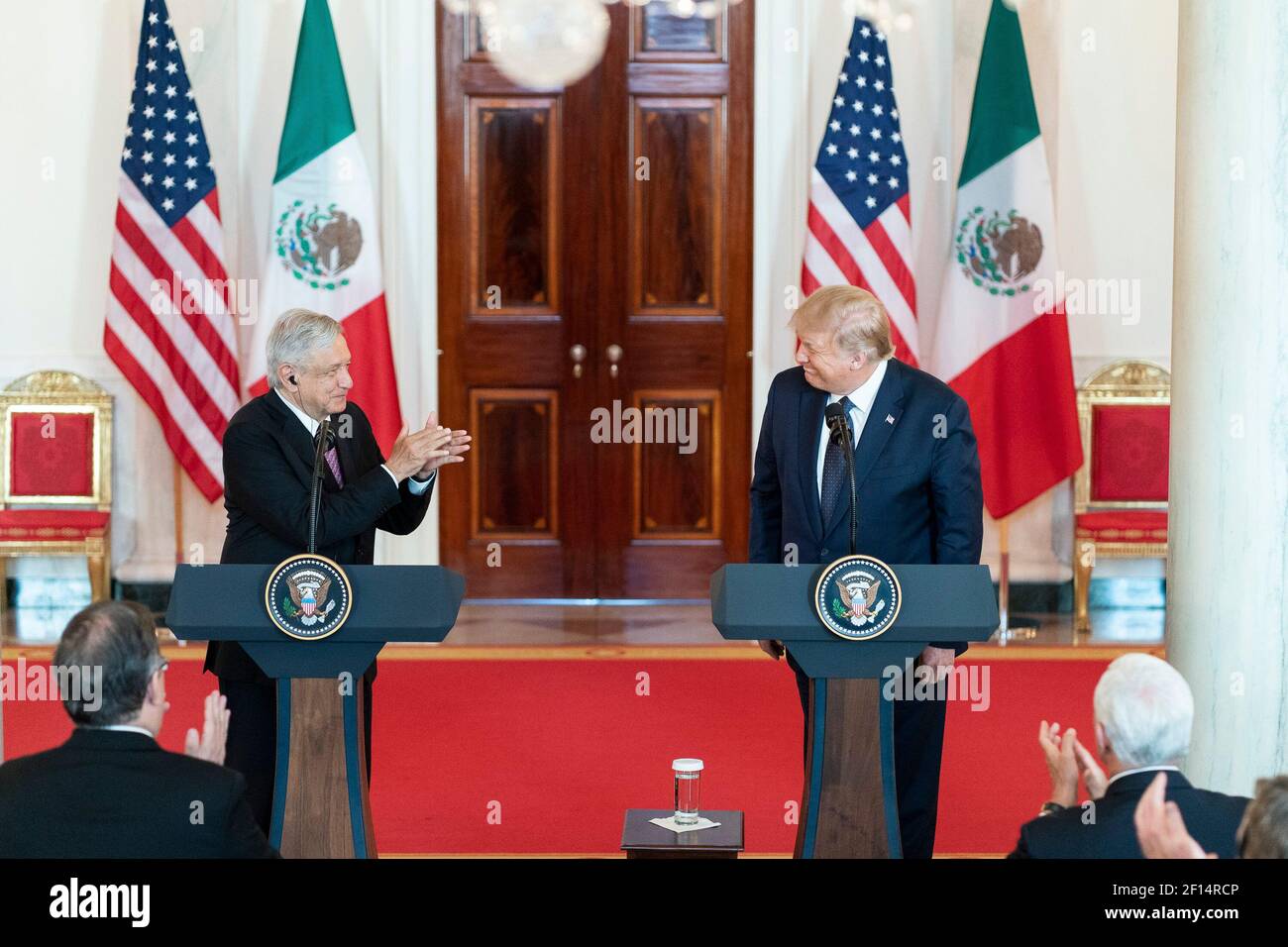 Präsident Donald Trump und Präsident der Vereinigten Mexikanischen Staaten Andres Manuel Lopez Obrador beantworten Fragen von Gästen beim Abendessen während eines Arbeitsabendessen am Mittwoch, den 8 2020. Juli im Ostsaal des Weißen Hauses. Stockfoto